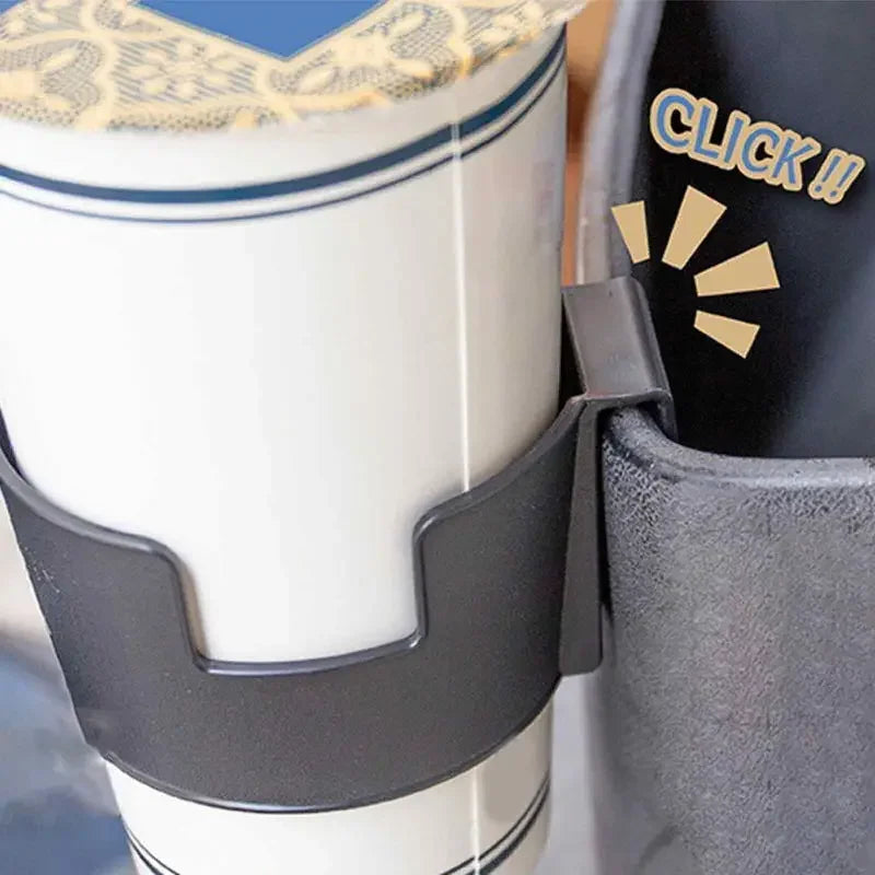 Un porte-boisson portable avec une tasse blanche et un mécanisme de serrage noir, prêt à être utilisé dans un véhicule.