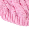 Gros plan d'un pull tricoté rose avec un motif à torsades.