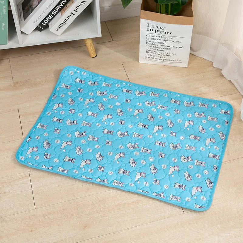Helles blaues Hundetrainingsmat mit wiederkehrendem Muster kleiner grauer Katzen auf einem Holzfußboden.