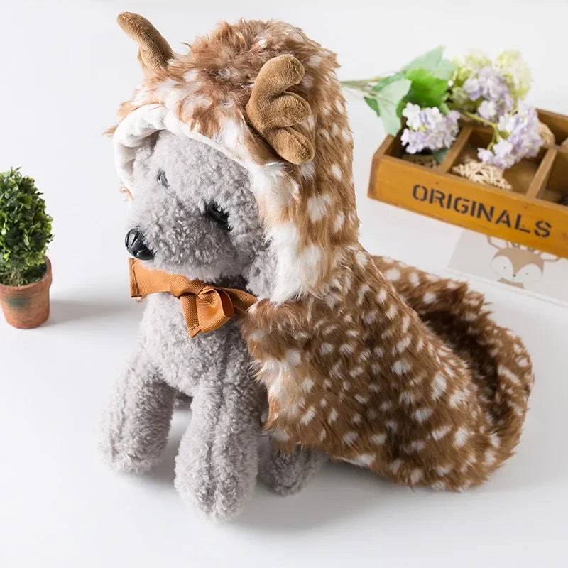 Capa de terciopelo festiva para mascotas con detalles de peluche
