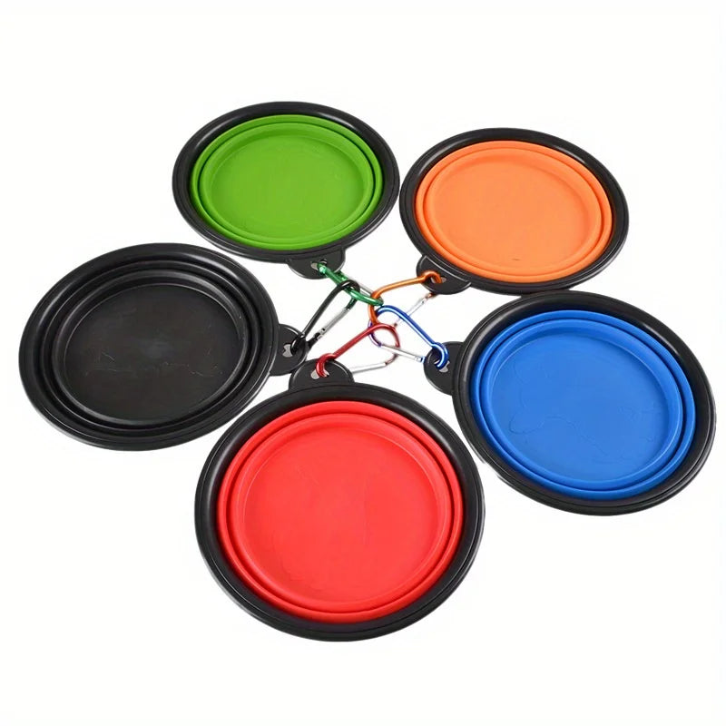 Ein Set aus fünf leuchtend farbigen Silikon-Hund-Transportschalen in grün, orange, rot und blau.