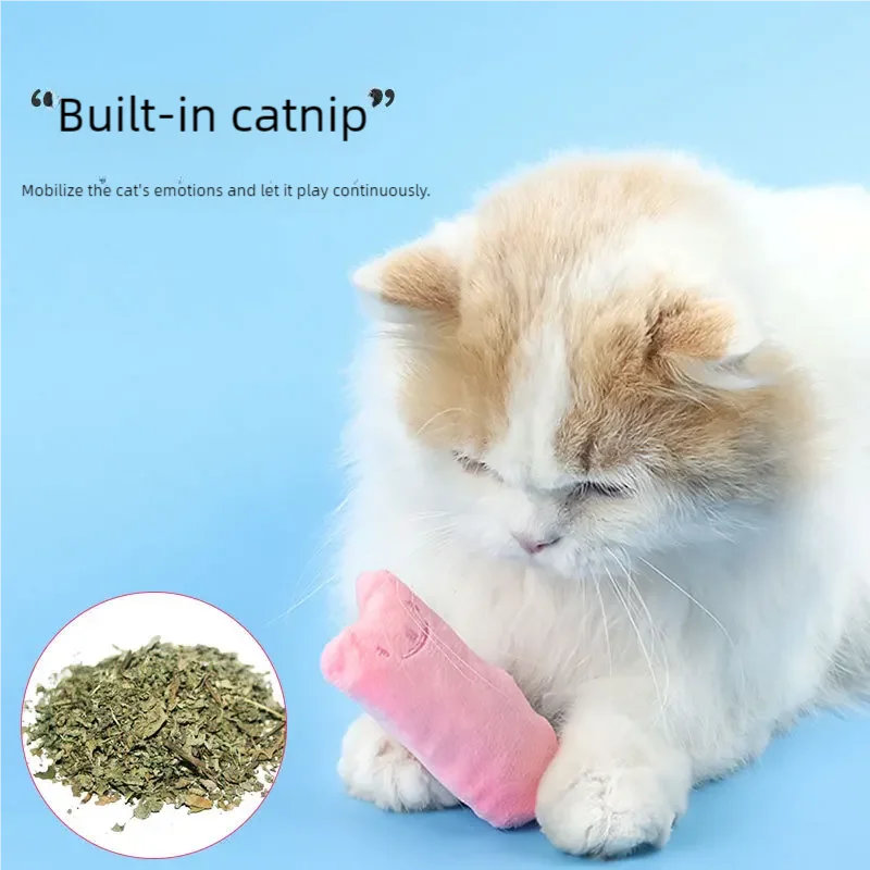 Ein flauschiger weißer und oranger Kater entspannt sich mit einem rosa Katzenminzspielzeug.