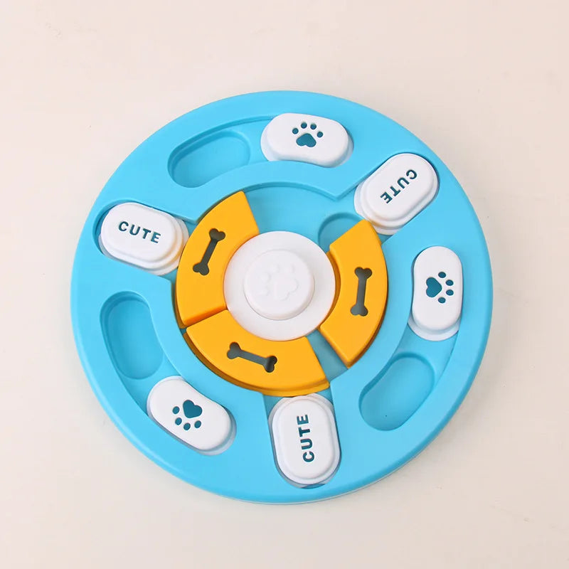 Jouet distributeur de puzzle bleu pour chiens et chats avec des pièces blanches et oranges de différentes formes.