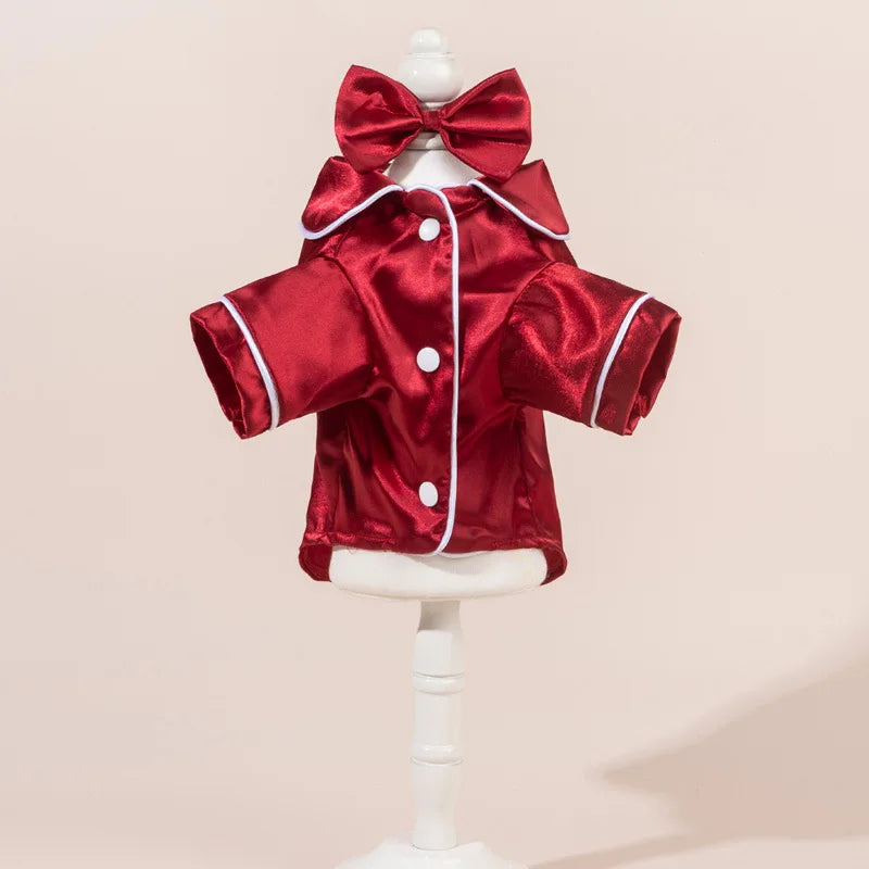 Rotes Satin-Hundpyjamaset mit Schleifenhals und passender Schleife für den Kopf, präsentiert auf einem Mannequin.