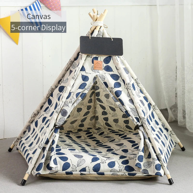 Affichage à 5 coins d'une toile avec une tente tipi pour animaux douillette, coussin et tableau noir.
