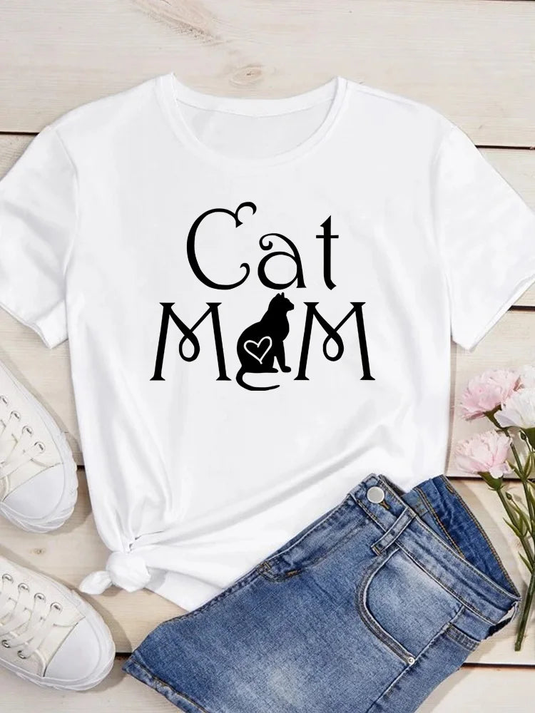 Camiseta blanca con texto negro que dice 'Cat Mom' y una silueta de corazón de gato en el pecho