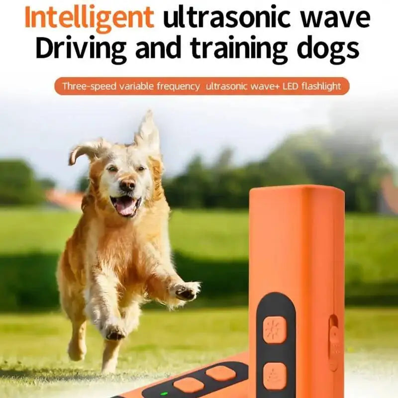 جهاز طارد للكلاب فوق صوتي برتقالي يُستخدم في الهواء الطلق مع كلب يركض بالقرب.