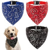 Tres collares para mascotas estilo bandana con patrones paisley en azul, rojo y negro en un perro.