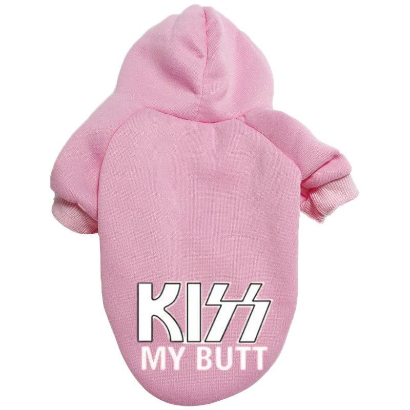 Un pull-sweat à capuche rose en velours doux pour chien à manches longues.