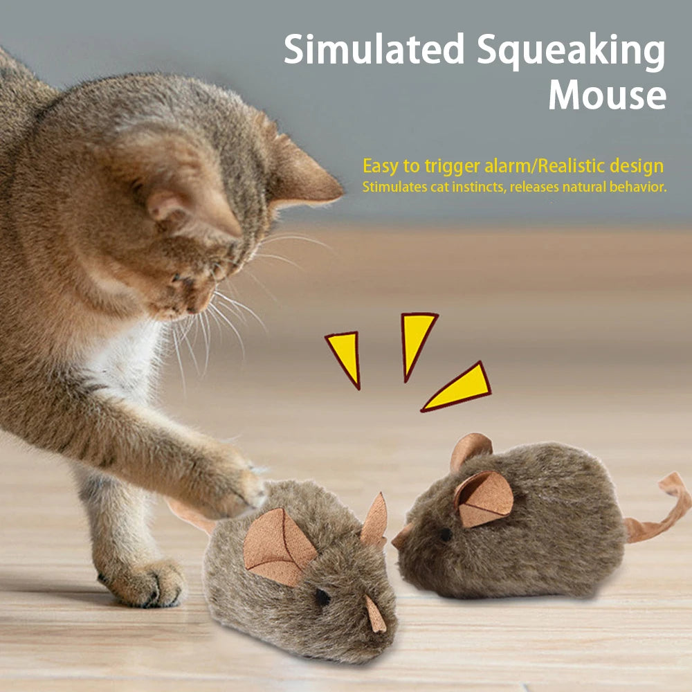 Un chat tigré interagit avec un jouet de souris simulé, stimulant ses instincts.