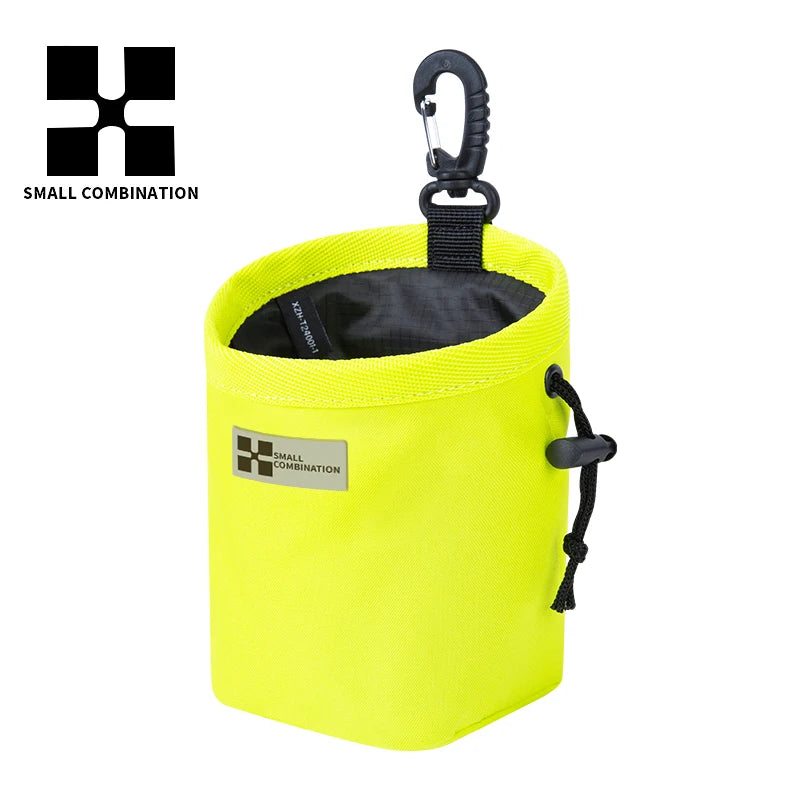 Bolsa portátil de premios para entrenamiento de perros de color amarillo brillante con cierre de cordón negro y un pequeño lo