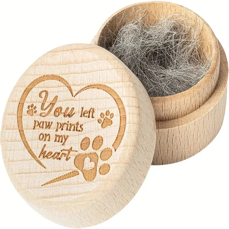 Holzkiste für Tierhaare mit Herzdesign, sie zeigt lose graue Tierhaare drinnen.