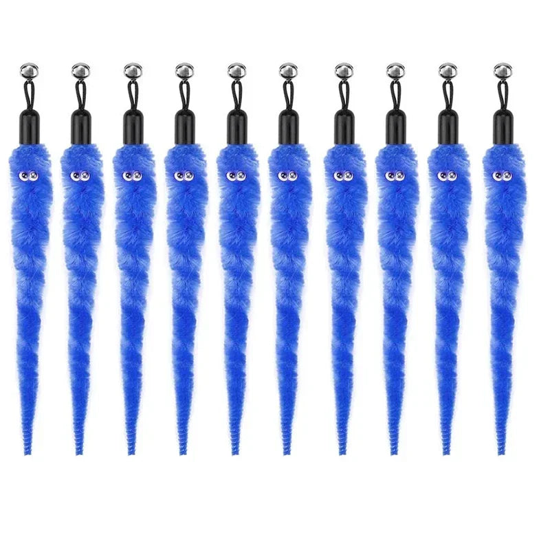 Ein Satz von zwölf blauen Katzenfederspielzeugen mit Glocken in einer Reihe.