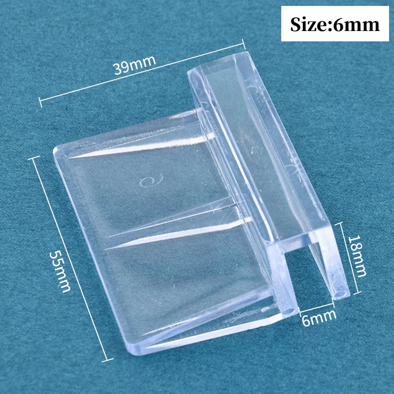Klare Acrylglas-Deckklemmen mit 6mm Größe und verschiedenen Maßen auf blauem Hintergrund.