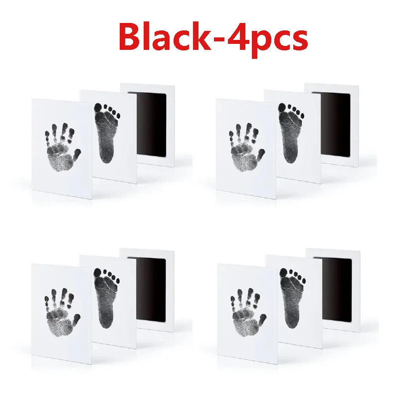 Kit d'empreintes et de traces noires avec quatre empreintes présentées sur des cartes blanches.