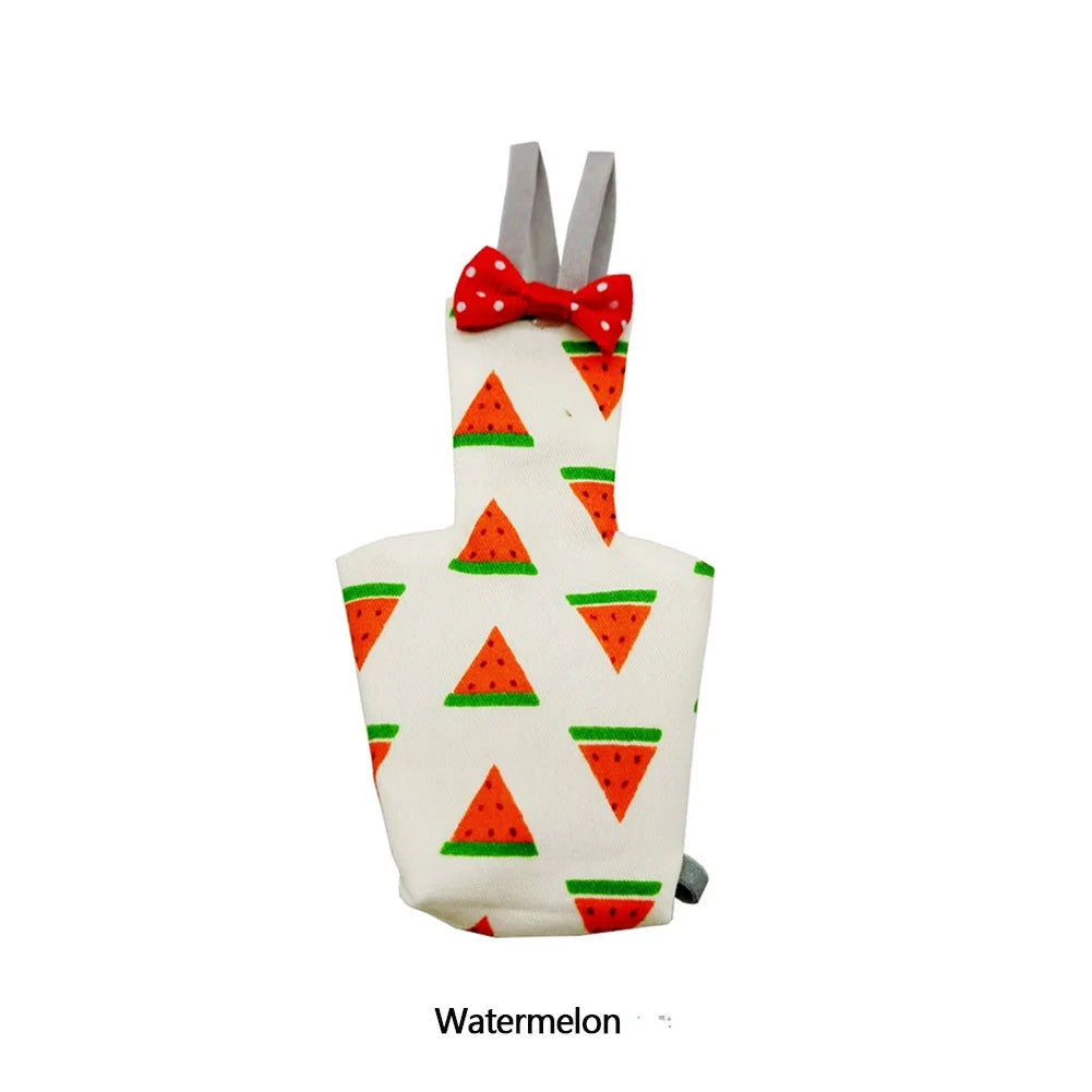 Wassermelonen-Papagei-Windelanzug mit orange-grünen Dreiecksmustern.