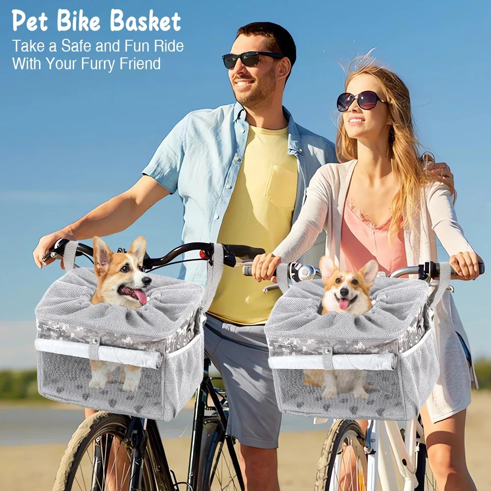 Un homme et une femme faisant du vélo avec des paniers pour animaux, montrant un panier extensible.
