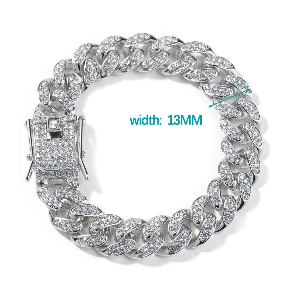 Collier à maillons cubains argentés avec diamants pavés, largeur de 13 mm.