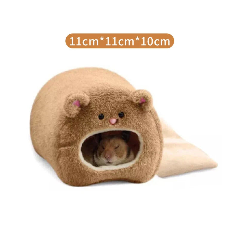 Columpio de mascota de forro marrón con forma de cabeza de oso, que tiene una abertura para un animal pequeño.