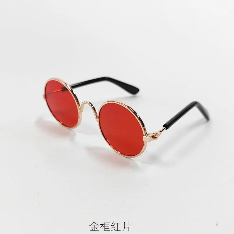 Ein Paar Vintage-Hundesign-Sonnenbrille mit roten Linsen und goldfarbenen Rahmen.