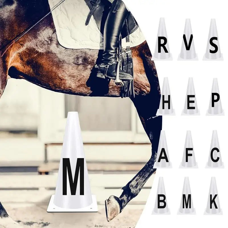 Cônes d'entraînement de dressage avec les lettres R V S H E P A F C M