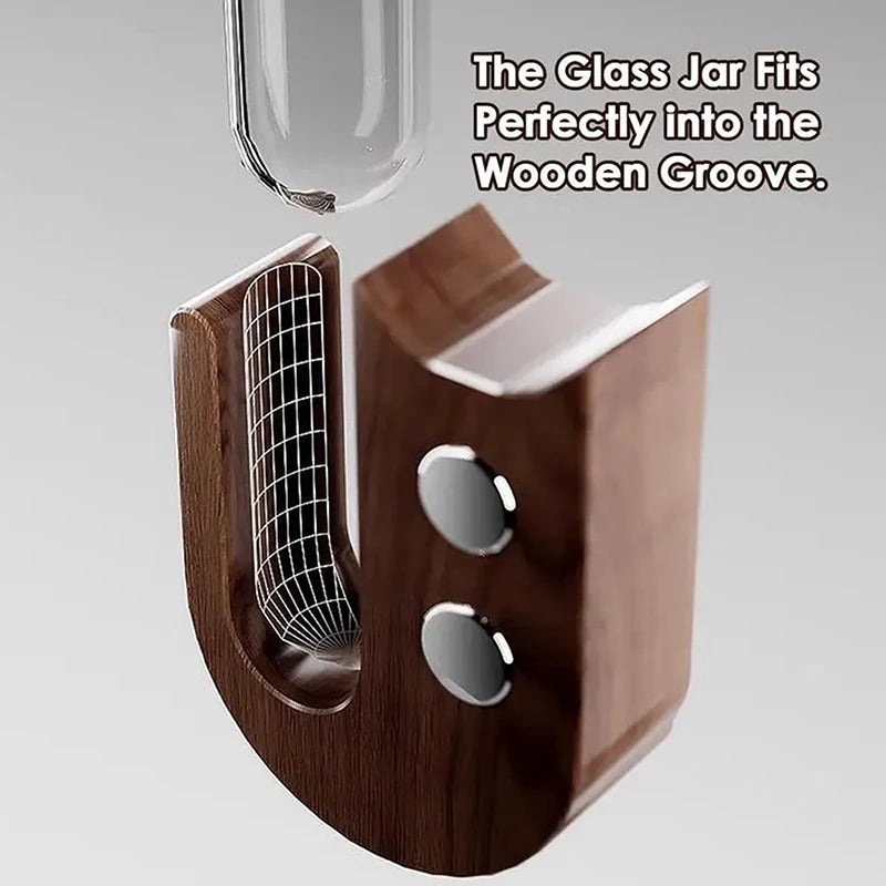 Ein Glasgefäß passt perfekt in eine Holzrinne, demonstriert die Passform einer Pet Whisker Collector Vase für Heimdeko.