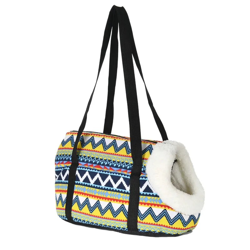 Buntes gemustertes Stoffrucksack mit schwarzen Riemen und weißem flauschigem Zierrand.