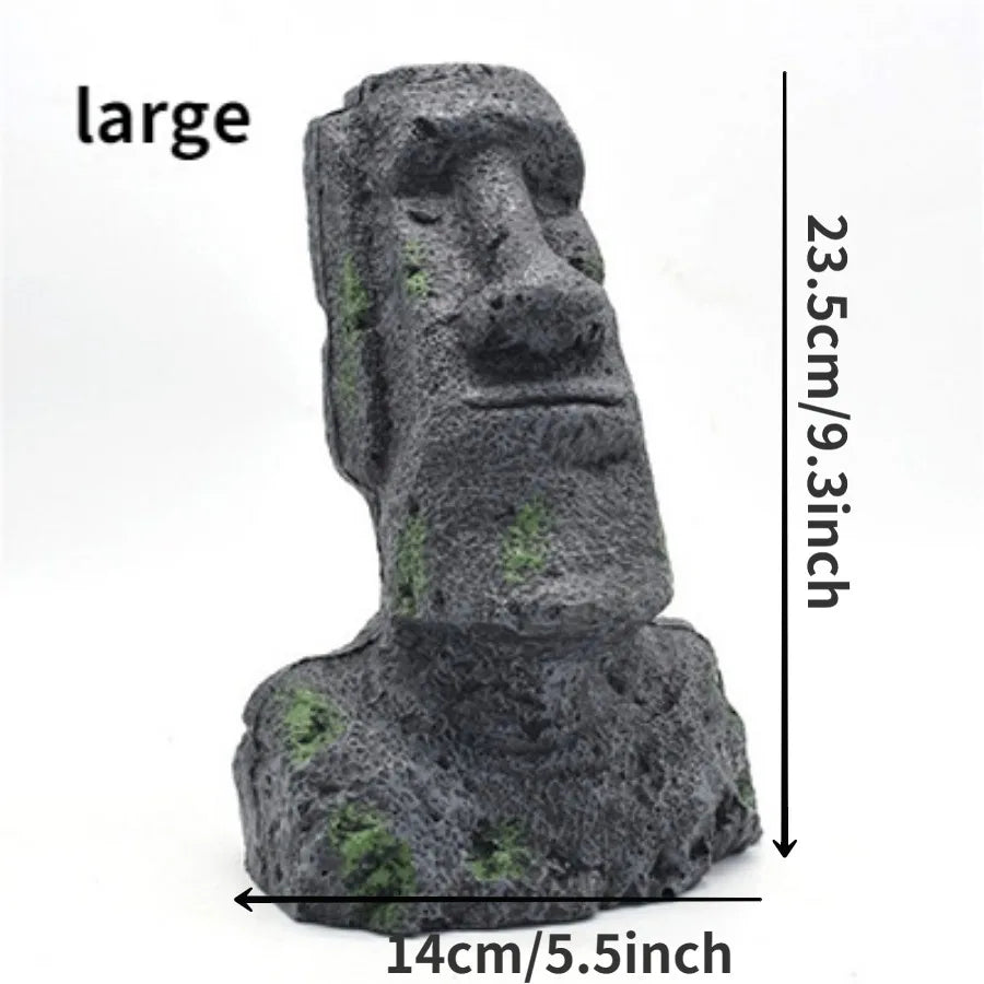 Gran estatua de Moai de Isla de Pascua hecha de resina, tallada en piedra gris oscura rugosa.
