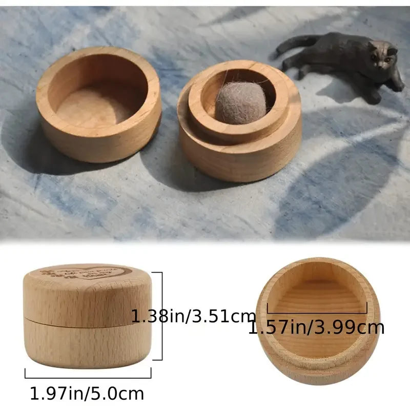 Set aus Holzboxen für Haustierhaare, bestehend aus einer kleinen runden und einer größeren zylindrischen Box.
