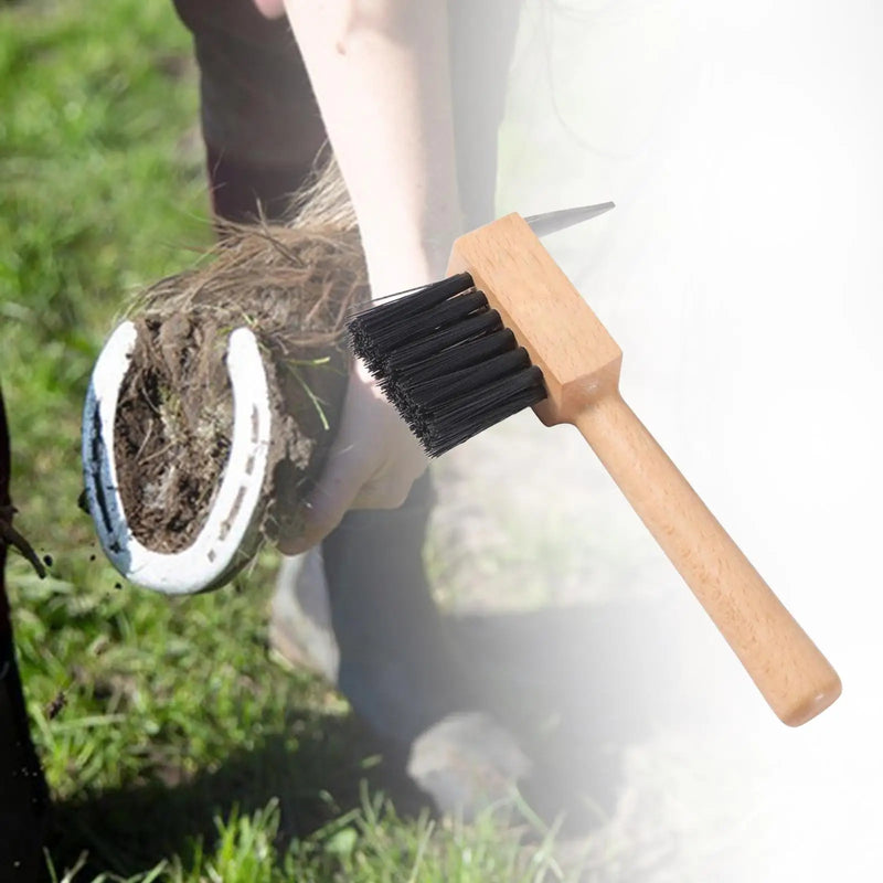 Pioche à sabot et Brosse de toilettage pour chevaux