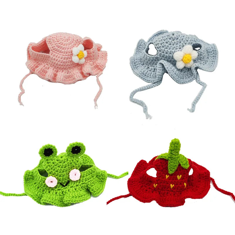 Trois articles pour animaux tricotés : un chapeau de fleur rose, une tête de chat grise et un visage de grenouille verte.