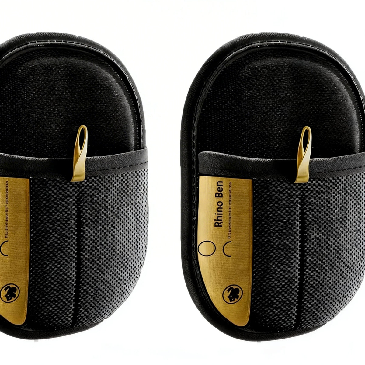 Ein Paar schwarze Tierhaar-Entfernungshandschuhe mit goldenen Akzenten, oben aufgenommen.
