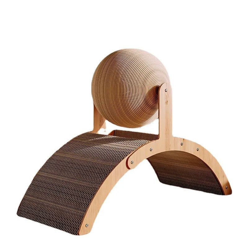 Un poteau à griffer en bois avec une boule de sisal pour chats, présentant une surface texturée de grattage.
