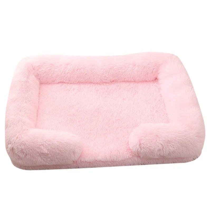 Ein großes rosa Plüschhundbett mit abnehmbarem, waschbarem Überzug.