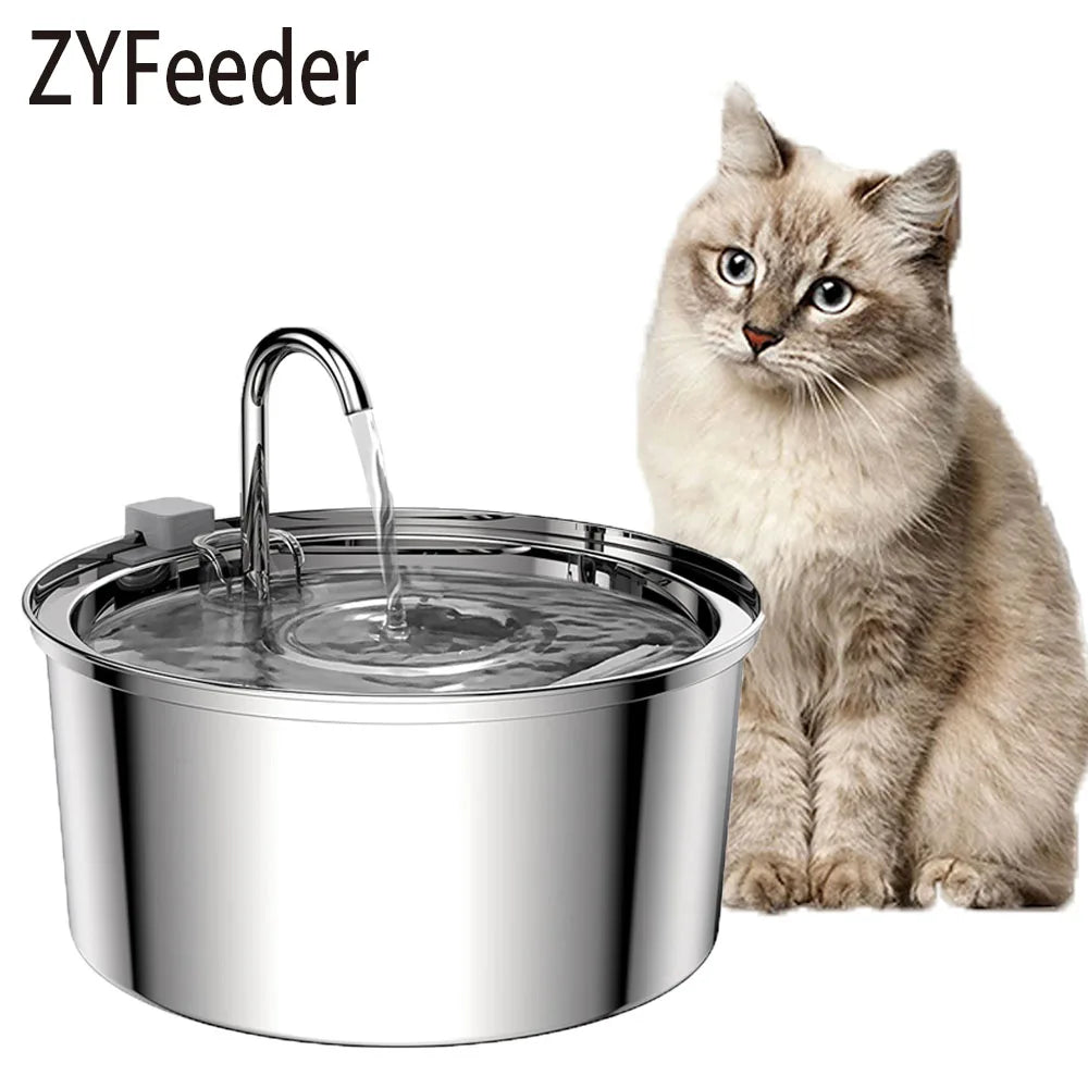 Fontaine à eau pour animaux en acier inoxydable argenté avec de l'eau courante et un chat qui la regarde.