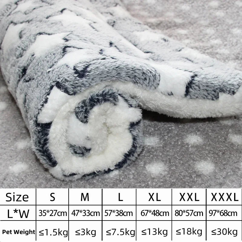 Un lit pour animal en flanelle douillet roulé avec un tissu à motifs gris et blanc, sur une surface claire.