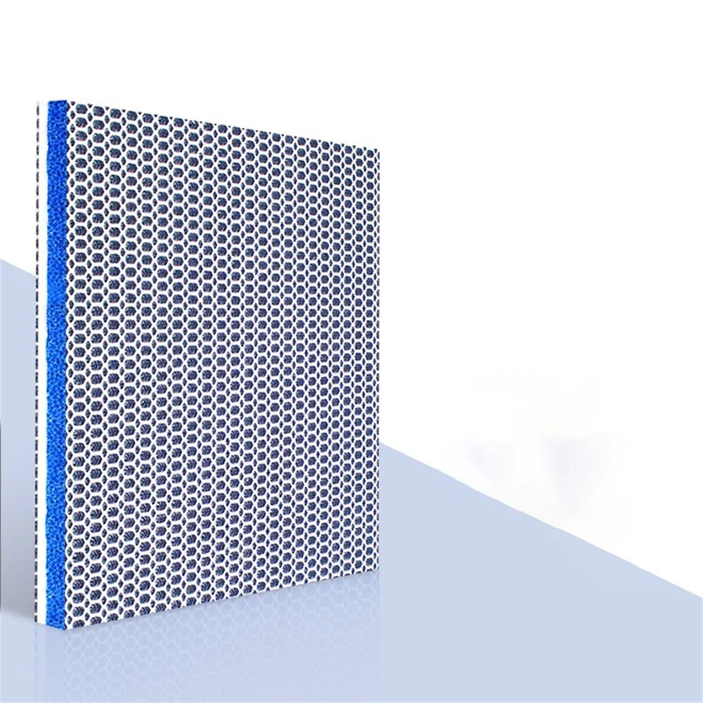 Tampon de filtre pour aquarium rectangulaire avec une bande bleue et une surface perforée.