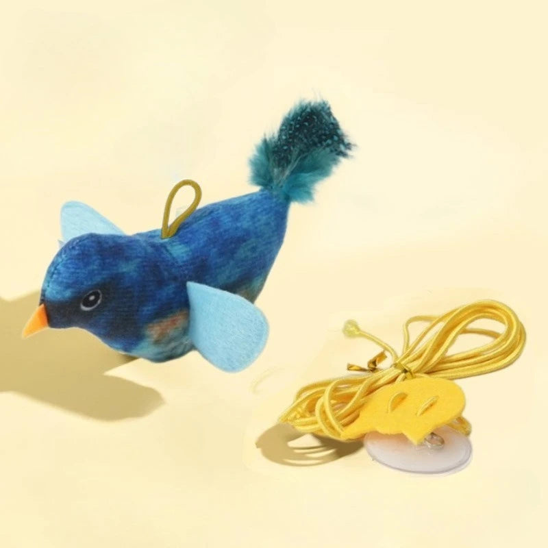 Blau-türkises Plüschvogelspielzeug mit flauschigem Schwanz und gelbem Clip an einem goldenen Faden.