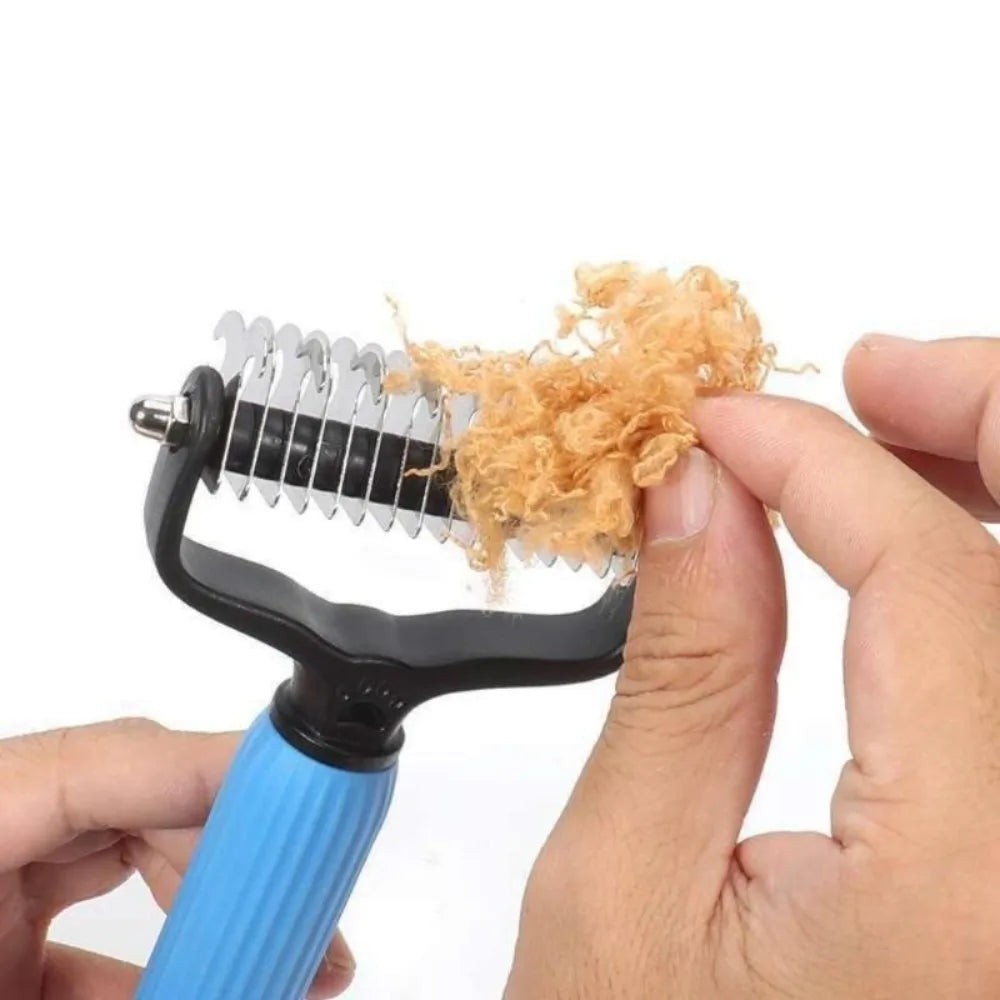 Une main tient un peigne anti-emmêlement noir avec dents en acier inoxydable, montrant des poils de chien retirés.