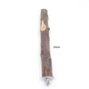 Una pieza vertical de madera natural usada como percha para pájaros o mascotas pequeñas.