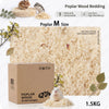 Una caja de cama de madera de poplar con un pequeño roedor blanco descansando sobre el material.