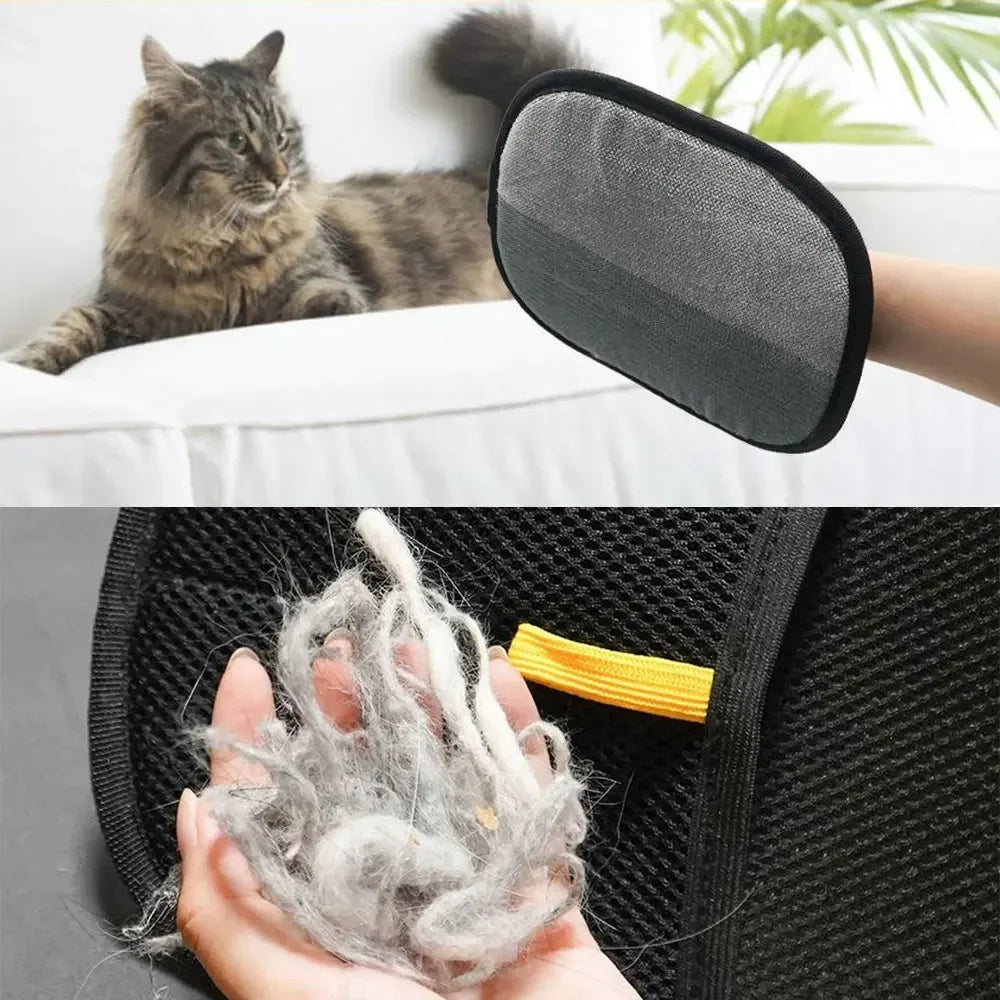 Eine Hand hält einen Klumpen Tierhaare, entfernt durch eine wiederverwendbare Handschuhe zur Tierhaar-Entfernung.