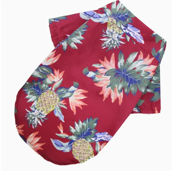 T-shirt de plage pour chien rouge style hawaïen avec imprimé floral tropical.