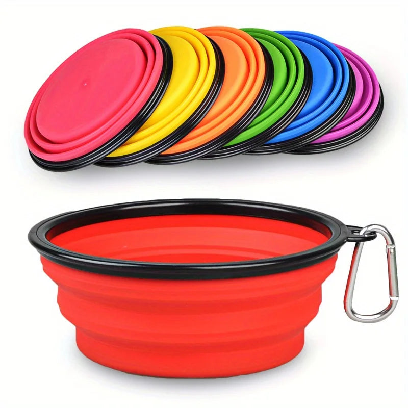 Eine Stapel bunte Silikon-Hund-Reisebeigeschüssigkeiten in verschiedenen Pink-, Gelb-, Orange-, Grün- und Blautönen.