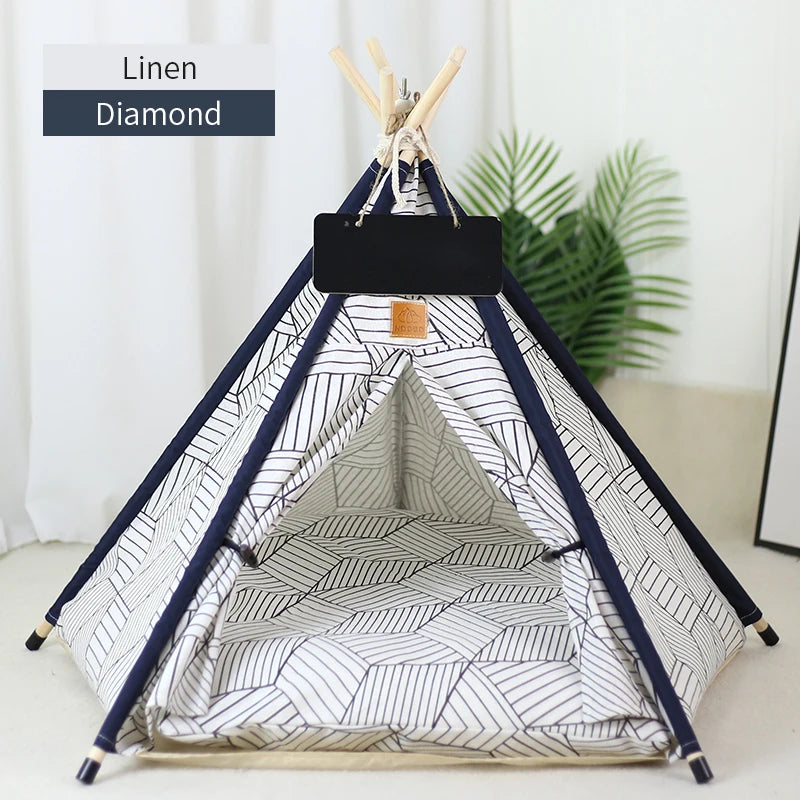 Tente teepee à motif diamant en lin avec coussin et tableau noir à l'intérieur.