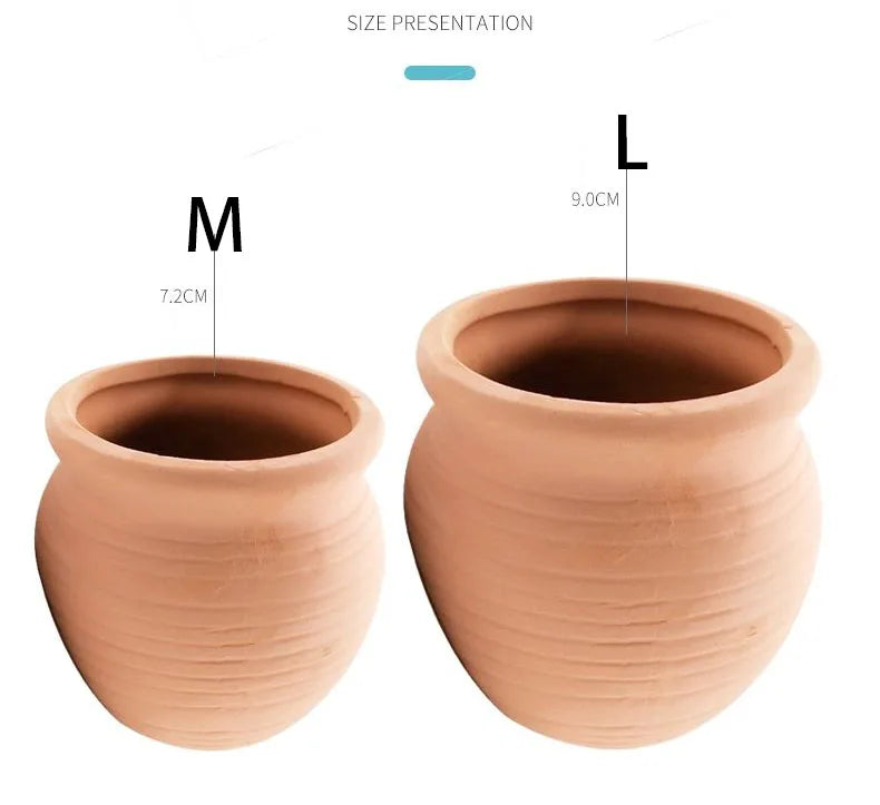 Two terracotta-colored clay pots labeled M (7.2cm) and L (9.0cm) showing size presentation.