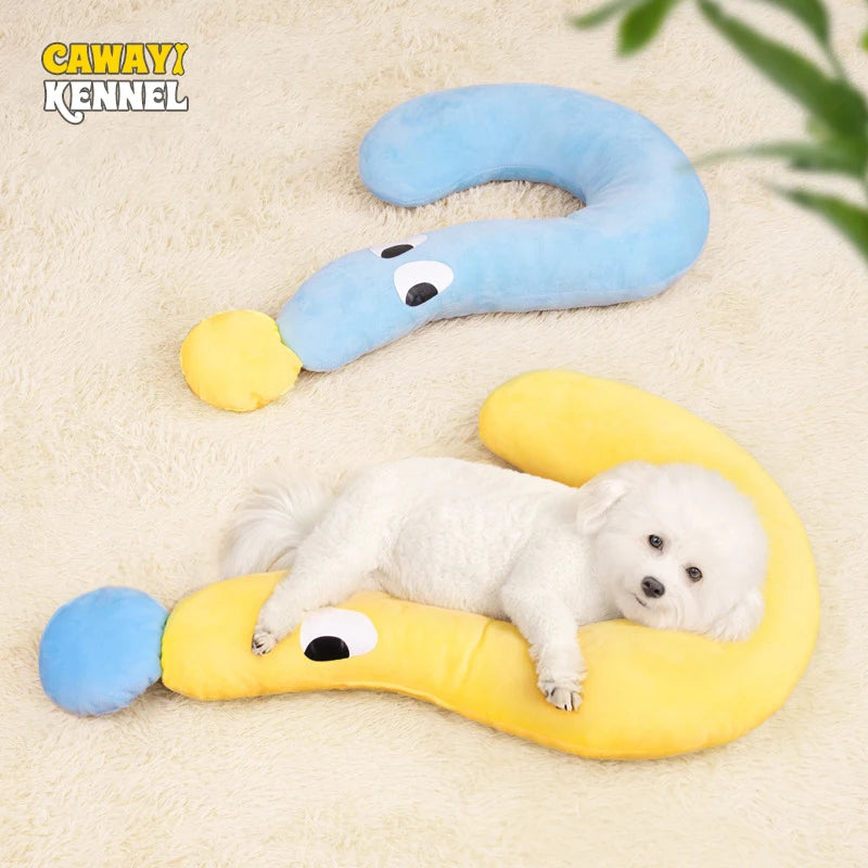 Almohada de cuello en forma de U azul y amarillo con un pequeño diseño de cara, sobre una superficie beige clara.
