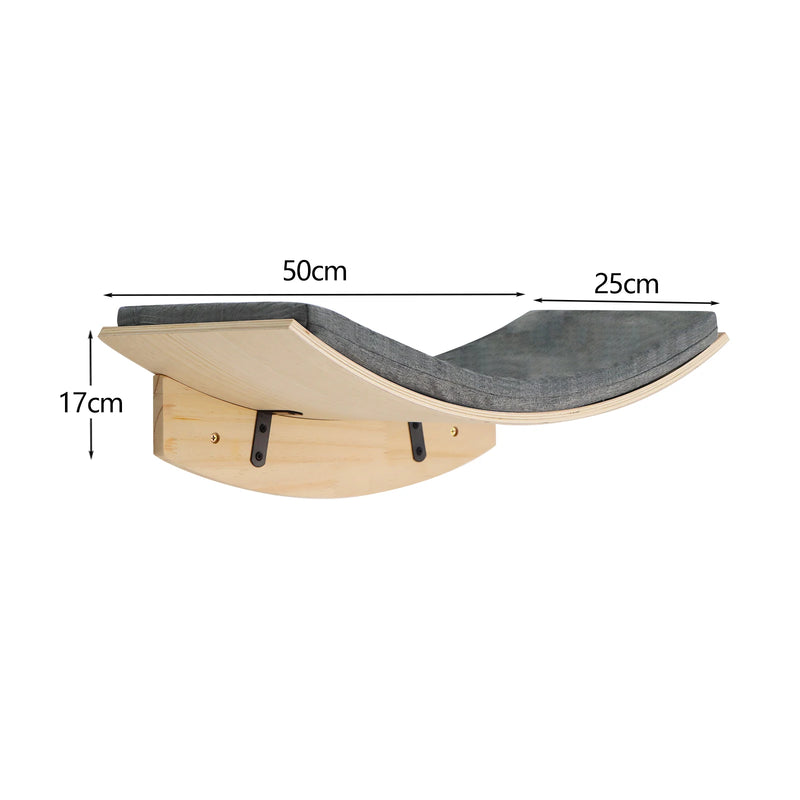 شجرة قطط جدارية مع رفوف خشبية وأماكن استراحة