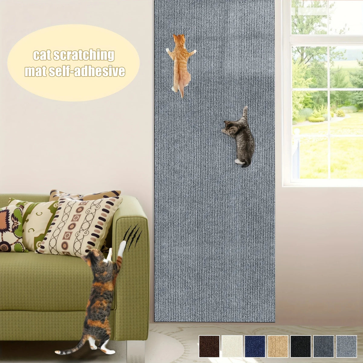 Eine graue Katzenkratzmatte ist an einer Wand installiert, positioniert neben einem grünen Sofa und einer Katze.