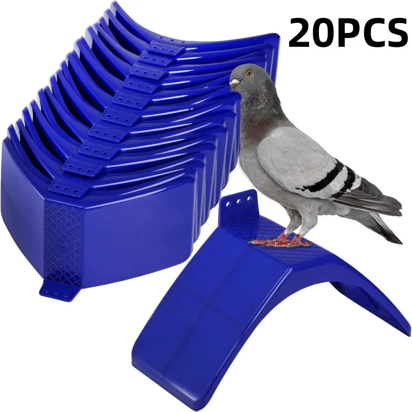 Un juego de 20 soportes de percha de plástico azul para palomas y palomas, con un pájaro posado en uno.